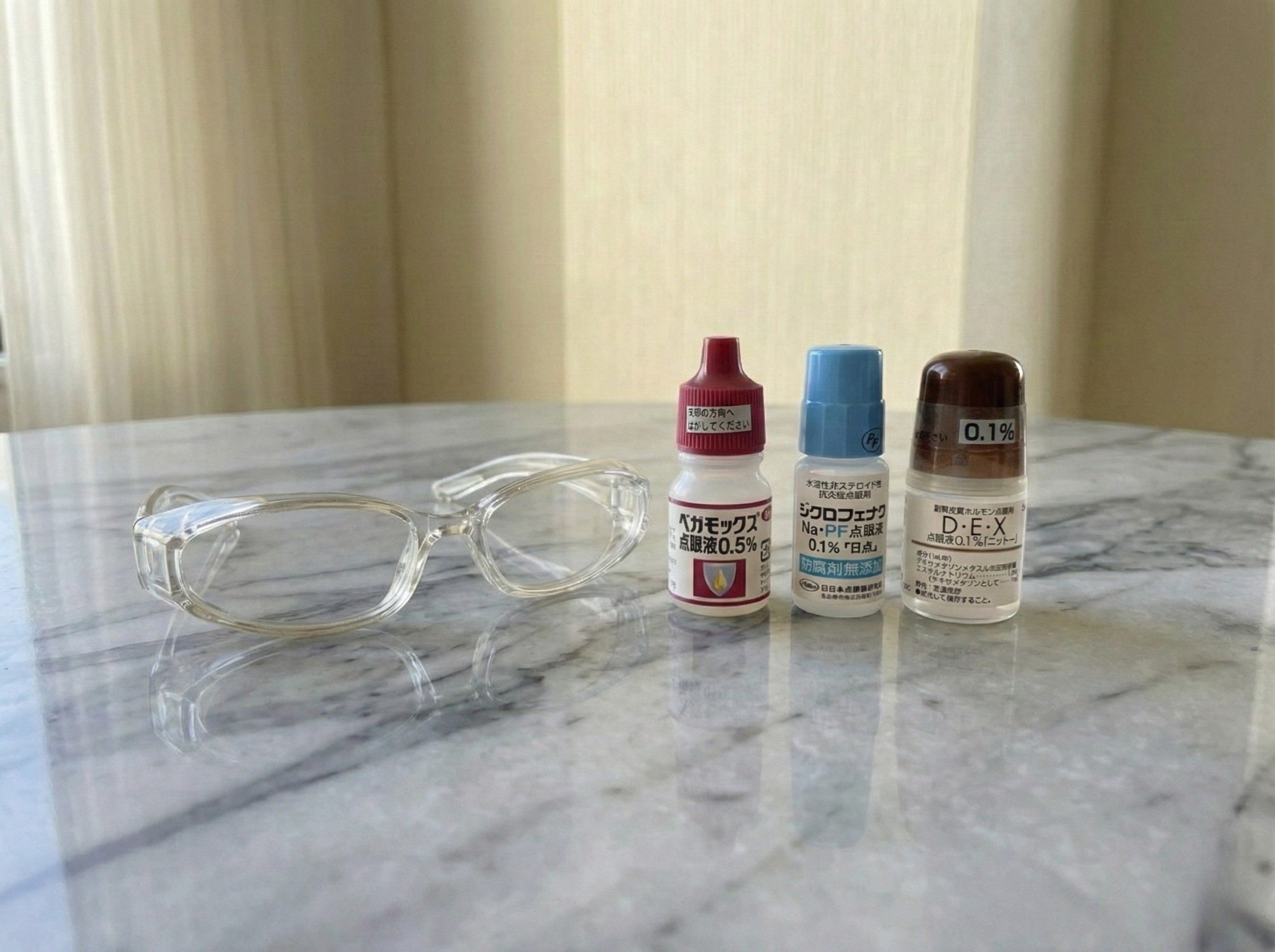 保護メガネと目薬